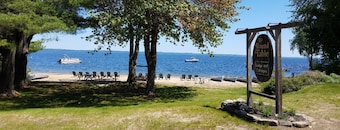 Brookside Cottage-Private Beach-Pets Welcome - Round Table Lodge, Sebago, Maine