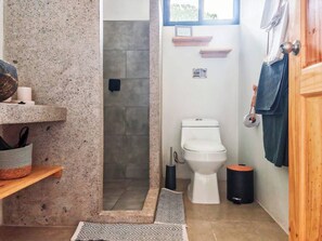 Een douche, een haardroger, handdoeken, zeep