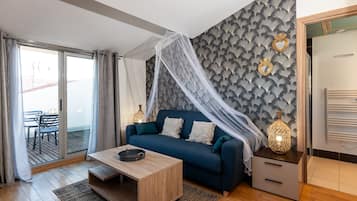 Estudio romántico, baño en la habitación, vista a la ciudad (Bord De Plage) | Caja de seguridad en la habitación y decoración personalizada