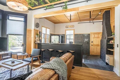 SUNNY- Nordic-Inspired Flat. Intimate & Beautiful
