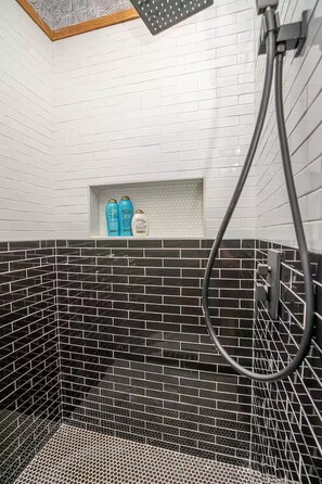 Shower, hair dryer, towels, soap - SUNNY- Nordic-Inspired Flat. Intimate & Beautiful (Providence)