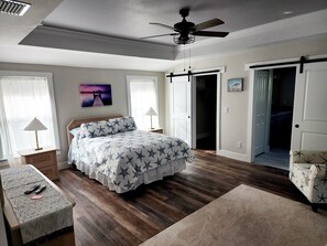 3 bedrooms, iron/ironing board, free WiFi, bed sheets - Charming Family/Pet Friendly 3-bedroom new home~WiFi and AC~near beaches & park (Port Charlotte)