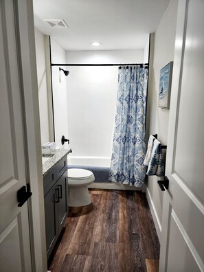 Douche, baignoire à remous, séchoir à cheveux, serviettes fournies