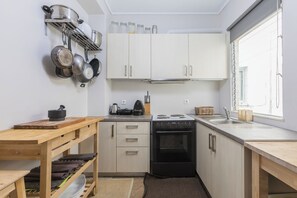 Ofen, Herdplatte, Wasserkocher mit Kaffee-/Teezubehör, Wasserkocher