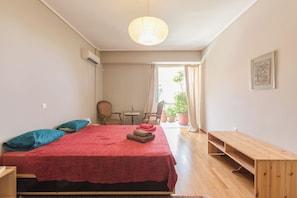2 bedrooms, desk, iron/ironing board, WiFi - Spacious & Modern flat in Heart of Athens (Μενεμένη)