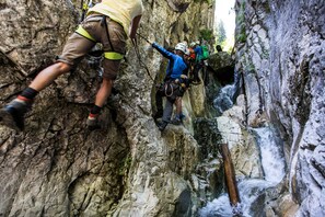A group of people climbing a rocky cliff with a waterfall. - Alpenblick Appartements - Studio (Schruns)