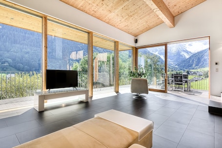 House | 5 bedrooms, soundproofing. Panorama Chalet Bellavista