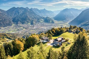Paesaggio montuoso con una cittadina situata in una valle.