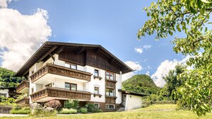 A multi-story building with balconies, surrounded by greenery and a clear sky. - Appartement Schruns - M Ser-apartments (Tschagguns)