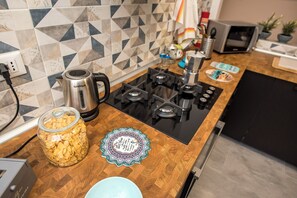 Fridge, microwave, oven, stovetop - Ariento 18 - Three Bedroom Apartment, Sleeps 6 (Firenze)