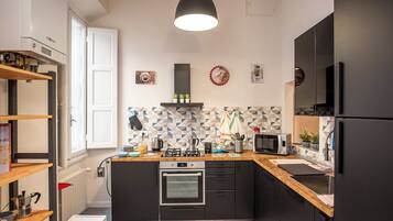 Réfrigérateur, micro-ondes, four, plaque de cuisson