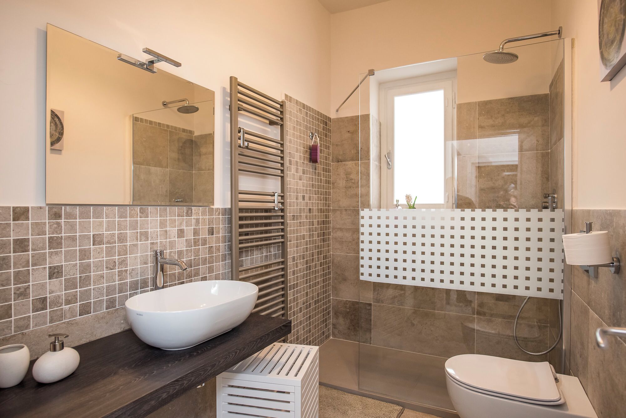 Shower, hair dryer, bidet, towels