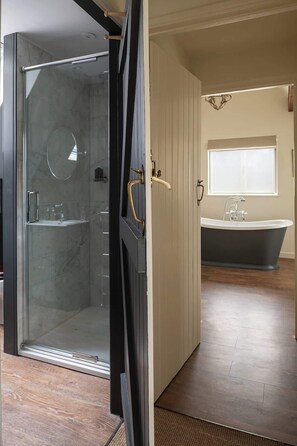 Shower, hair dryer - Hill View Cottage (Burford)