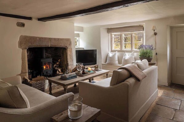 TV, fireplace, offices - Hill View – Cosy Cottage Stay in Burford, Cotswold (Burford)