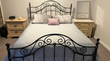 2 bedrooms, iron/ironing board, free WiFi, bed sheets