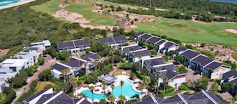 3BDRM Coastal Oasis in Magenta