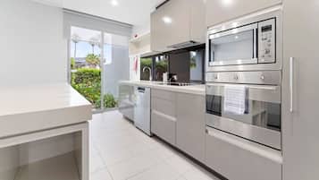 Køleskab, mikrobølgeovn, ovn, kogeplade