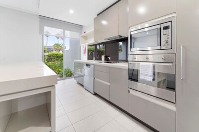3BDRM Coastal Oasis in Magenta