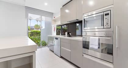 3BDRM Coastal Oasis in Magenta