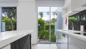 Private kitchen - 3BDRM Coastal Oasis in Magenta (Magenta)