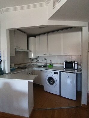 Private kitchen - Soothing apartment with AC in vibrant Madrid (Madrid)