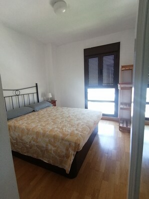 1 bedroom, bed sheets