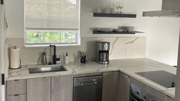 Private kitchen - Designer Apt min. from Wynwood & Design District! (Miami)