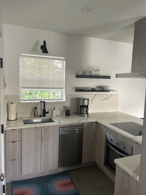 Fridge, microwave, oven, stovetop - Designer Apt min. from Wynwood & Design District! (Miami)