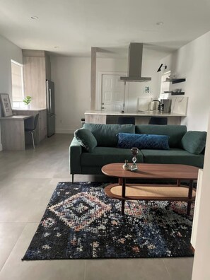 Smart TV, books, stereo - Designer Apt min. from Wynwood & Design District! (Miami)