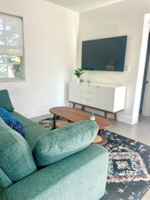 Smart TV, books, stereo - Designer Apt min. from Wynwood & Design District! (Miami)