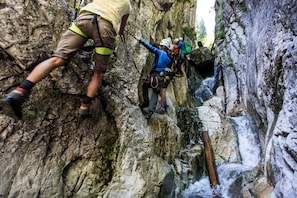 A group of people climbing a rocky cliff with a waterfall. - Retrowohnung mit Bergpanorama (Schruns)