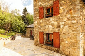 Terrace/patio - LA MASIA DEL TAULAT CHAMBRES D  HOTES (Llo)