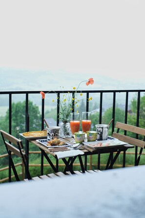 Free daily full breakfast