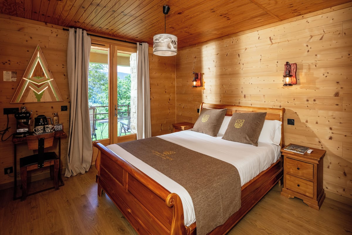 PUIGMAL DE LLO | Bathroom | Shower, hydromassage showerhead, eco-friendly toiletries, hair dryer