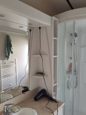 Bruser, hårtørrer, håndklæder, Toiletpapir