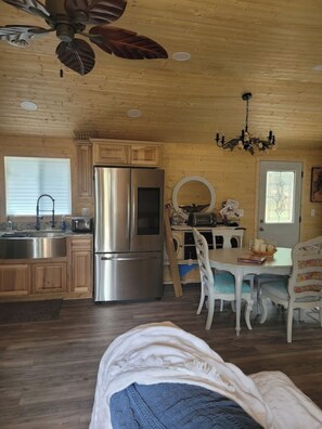 Private kitchen - Cottage for 6, lake, beach, trails, great food. (St. Helen)