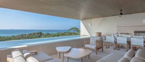 تناول الطعام بالخارج