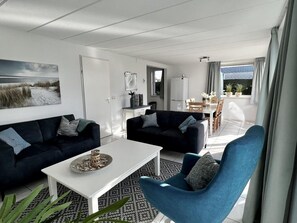 Living room - Comfortable Bungalow for 6 People, (Sint Maartensvlotbrug)