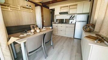 Réfrigérateur, micro-ondes, plaque de cuisson