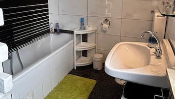 Een haardroger, handdoeken, zeep, toiletpapier