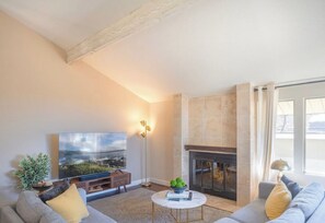 Living area - Carmel Vista Retreat - Hot Tub, Fire Pit, Views! (Carmel-by-the-Sea)