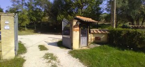 المنطقة المحيطة بالمنشأة