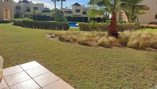 A residential area with a swimming pool, palm trees, and neatly trimmed hedges. - 2 Bed Apt-easy Access to Pool-mar Menor Nearby (San Javier)