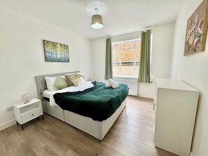 2 bedrooms, desk, iron/ironing board, travel cot - Baker Street Stylish Getaway 2BR (London)