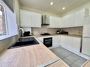 Fridge, microwave, oven, stovetop - Baker Street Stylish Getaway 2BR (London)