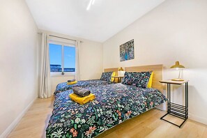 4 Schlafzimmer, Schreibtisch, Bügeleisen/Bügelbrett, Reisekinderbett