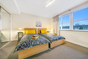 5 bedrooms, desk, iron/ironing board, travel crib - Bannermill Place Apartment | Grampian Lettings Ltd (Aberdeen)