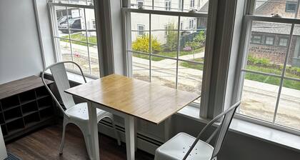 Charming 2-bedroom apartment with WiFi, AC in downtown Bar Harbor