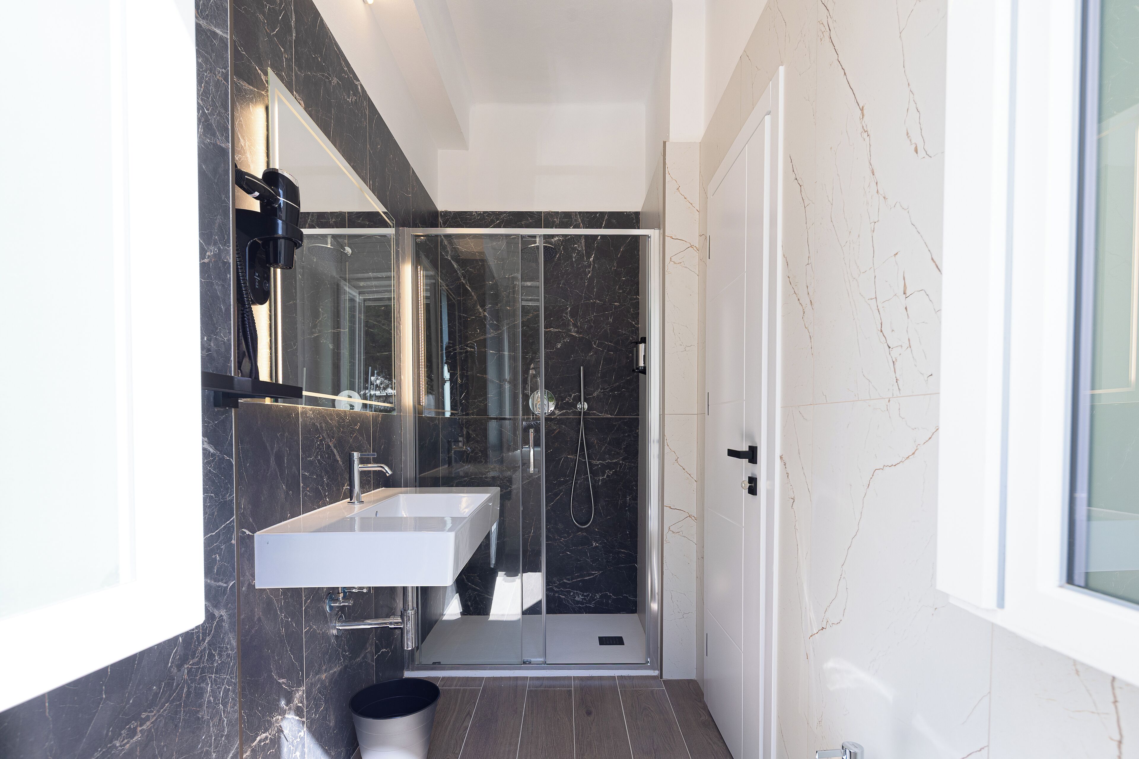 Shower, hair dryer, bidet, towels