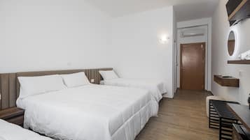 Habitación cuádruple Deluxe, 1 habitación, para no fumadores, vista al jardín | 1 habitación, escritorio y espacio para trabajar con laptop